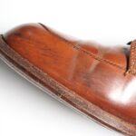 革靴の “ 黒い汚れ ” を落とす方法