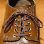 紐がついた靴の正しい履き方